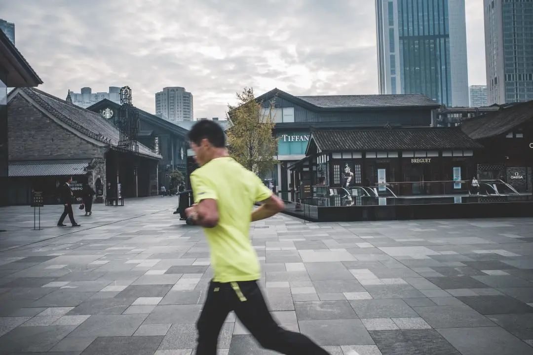 从盲选都好吃的火锅店到午夜集体出动的"脏摊,从太古里滑板公园到