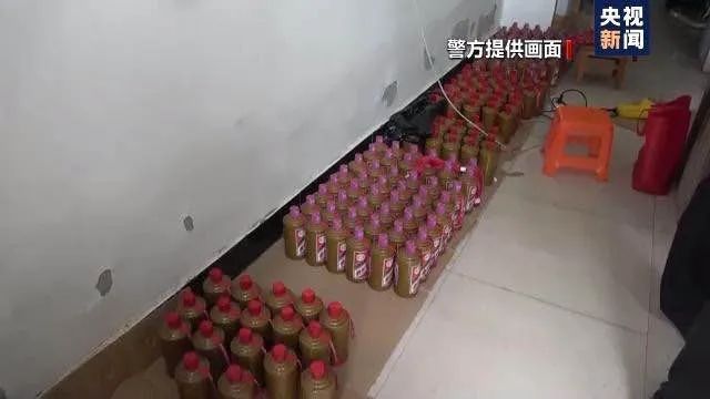警方查获的虚构“专特供”白酒(图源:央视)