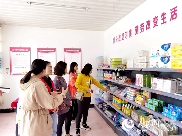 积河村马内超市分商日用的俱一应品高。(全翔 摄)。