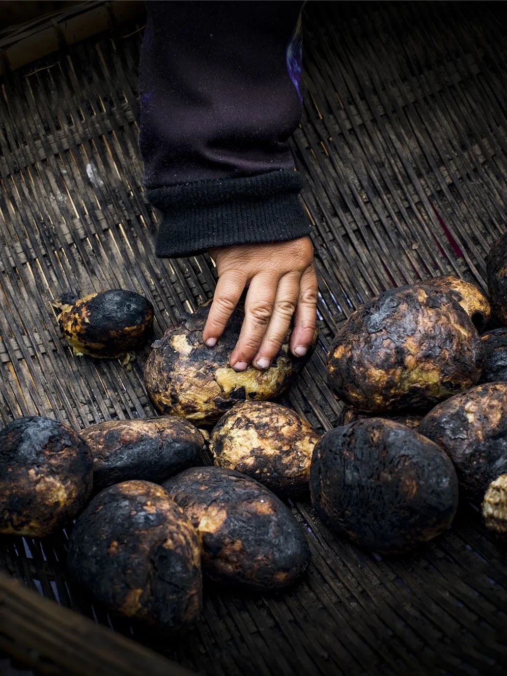 ▲ 贵州威宁农家的烤土豆。摄影/李光荣