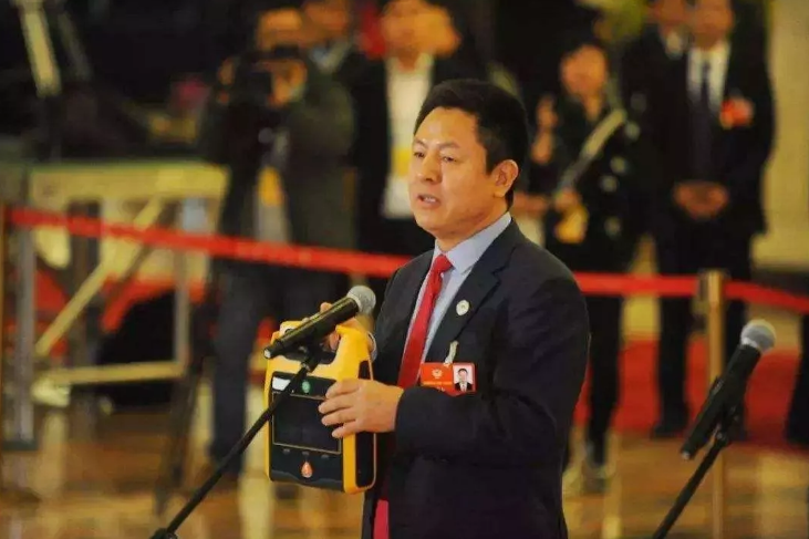 敖虎山在委员通道上号令在公开场合设置AED 图自人民政协报