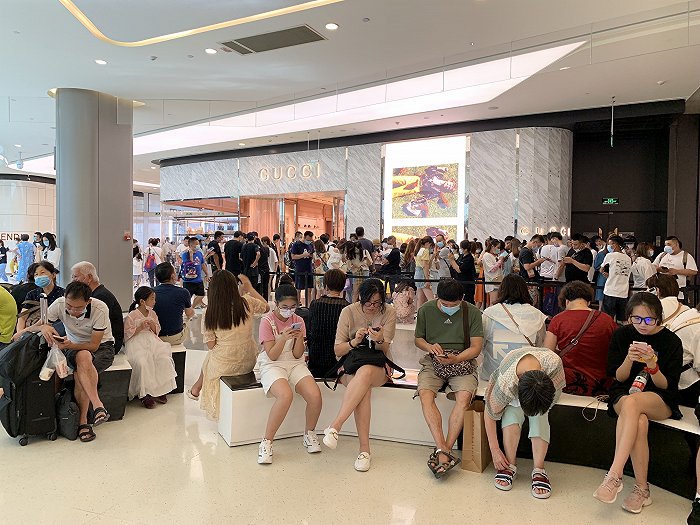三亚国际免税城内大排长龙的Gucci门店 拍摄:张馨予