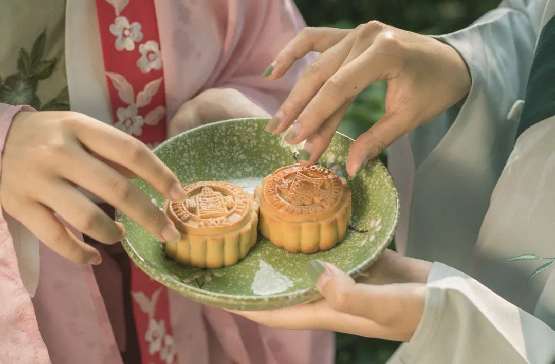 珠儿妹妹,铎兄给你带的月饼,叫“想见你”