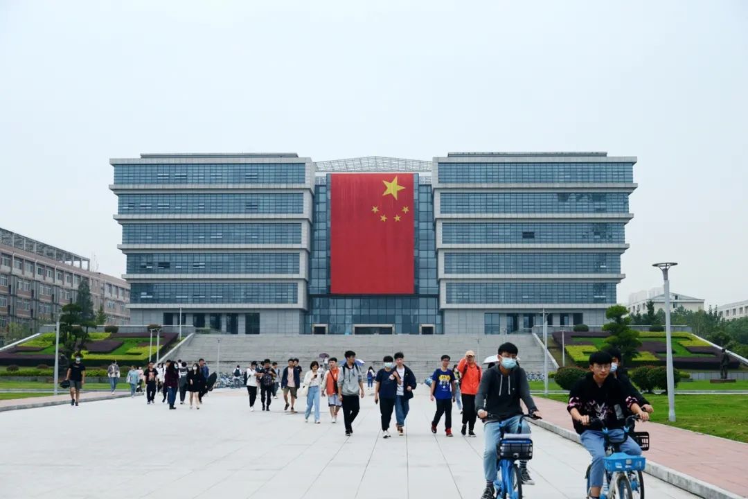 喜迎国庆!巨幅国旗亮相校园,快来拍照打卡