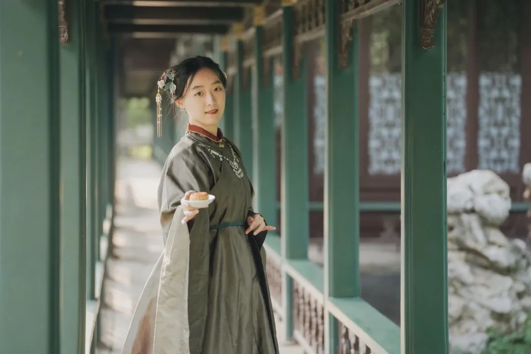 珠儿妹妹,铎兄给你带的月饼,叫“想见你”
