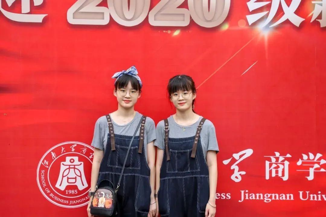 慕了,复制粘贴!相差8分的双胞胎姐妹一起选择江南!