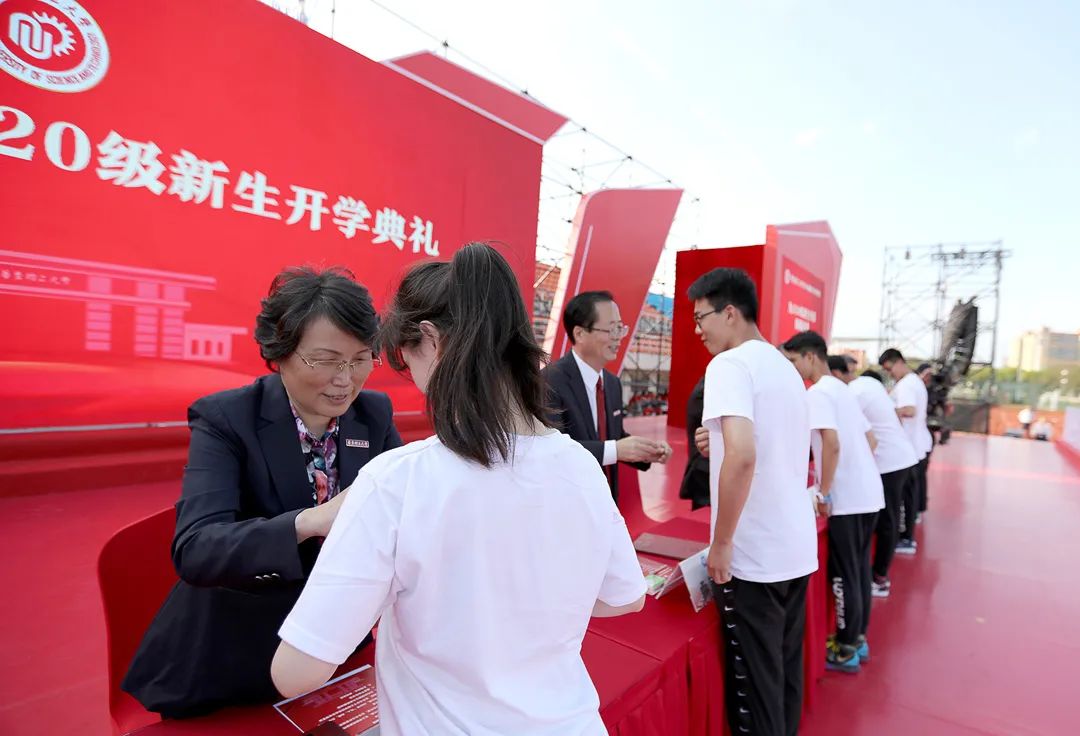 华理举行2020级新生开学典礼,誓用担当奏响青春之歌!