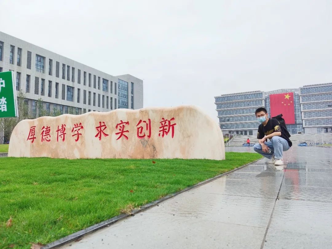 喜迎国庆!巨幅国旗亮相校园,快来拍照打卡