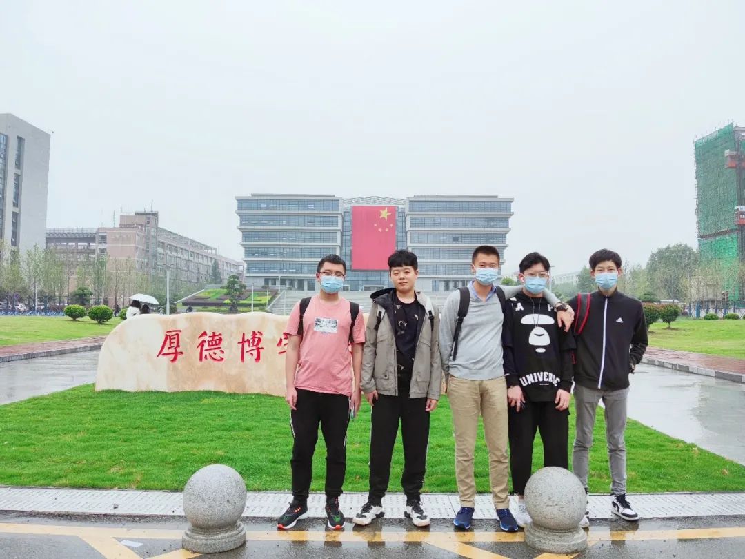 喜迎国庆!巨幅国旗亮相校园,快来拍照打卡
