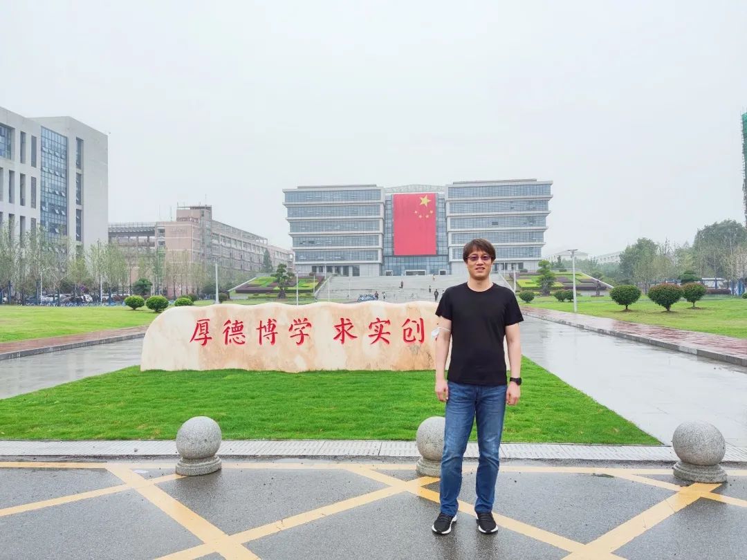 喜迎国庆!巨幅国旗亮相校园,快来拍照打卡