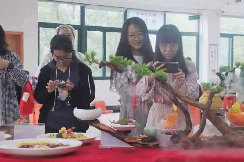 精美菜品,定制月饼!中南大学食堂超暖心策划来袭!让我们一起“花好月圆”!