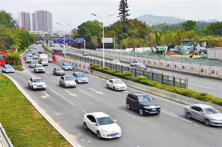 近几年来，深圳拥堵指数低于其他一线城市。图为沙河西路玉泉立交路段。深圳商报记者 廖万育 摄