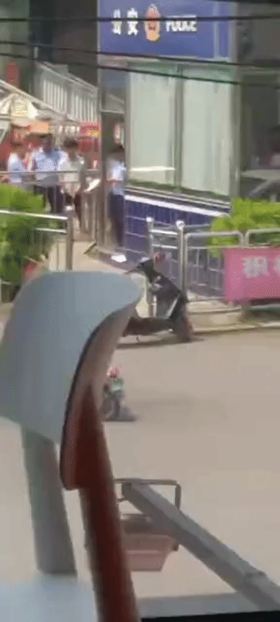 广西男子警务站旁殴打女子,民警坐视不管?警方回应