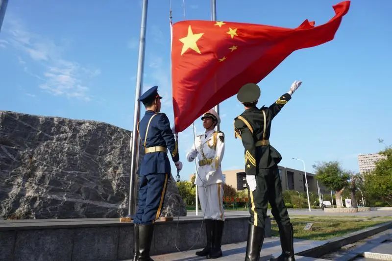 上午7时整,伴随着激昂的《义勇军进行曲》,国旗护卫队的成员们迈着