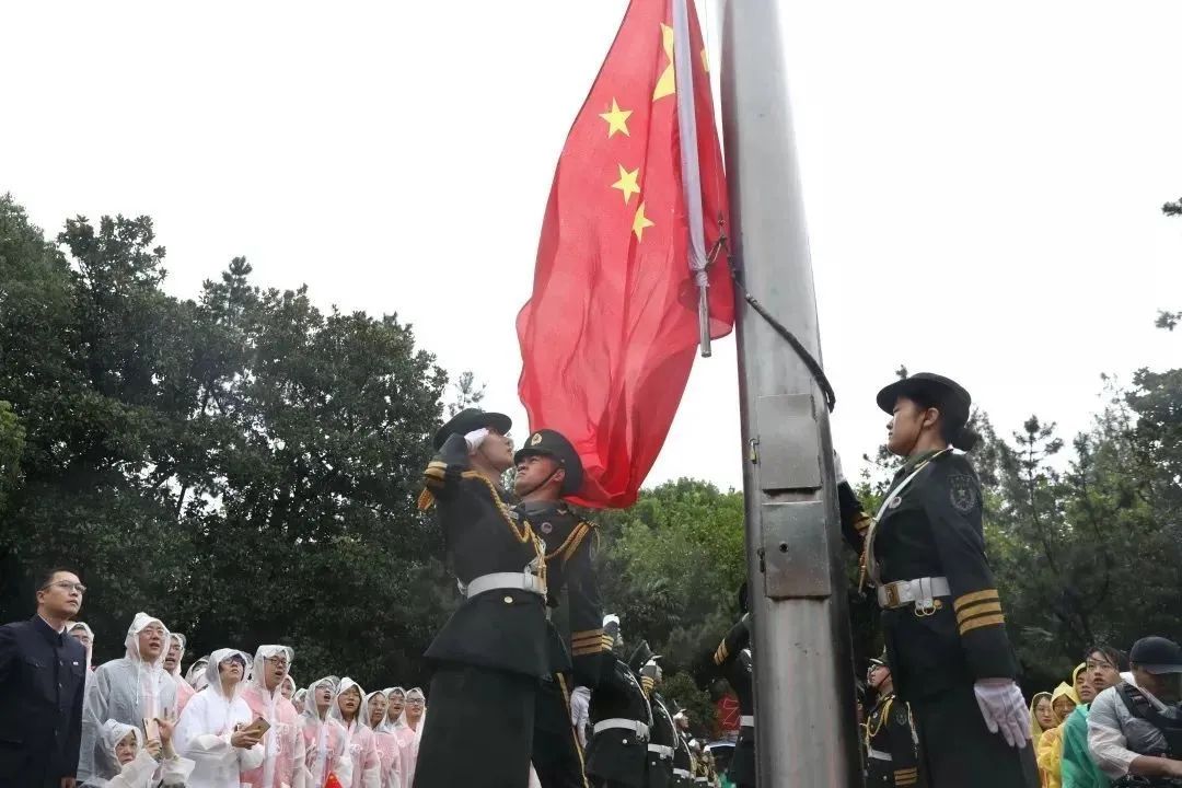 看升旗,吃国庆面,免费月饼、水果、酸奶……一大波复旦双节活动和福利你get了吗?