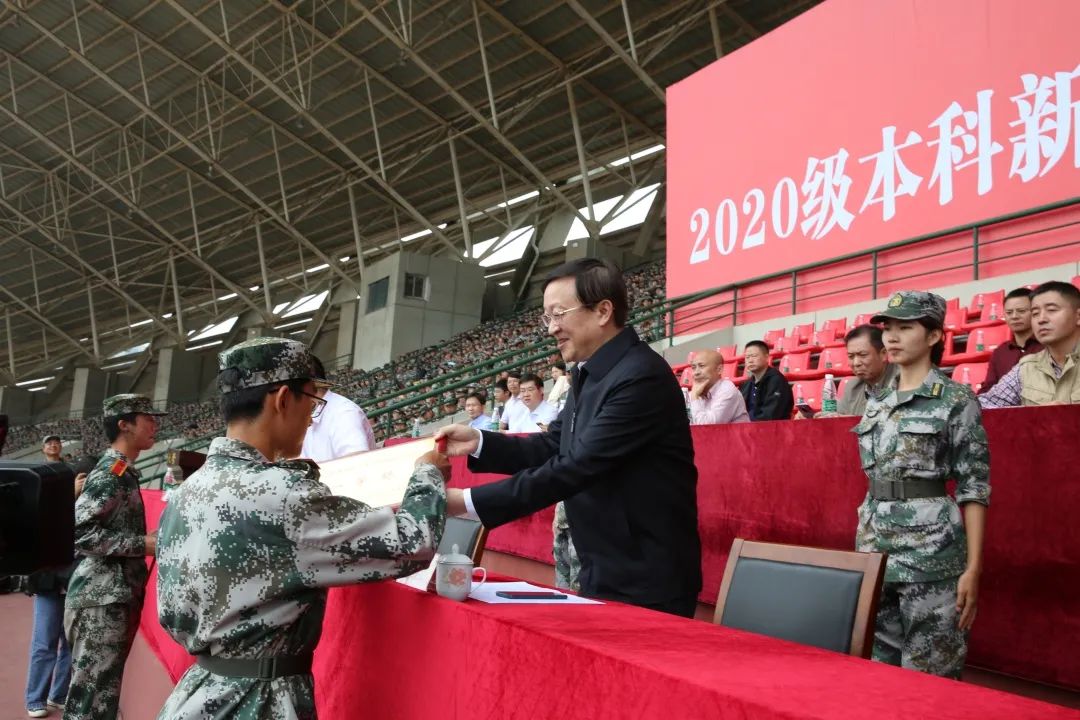 绿茵场上秋点兵 八千中南学子汇报军训成果