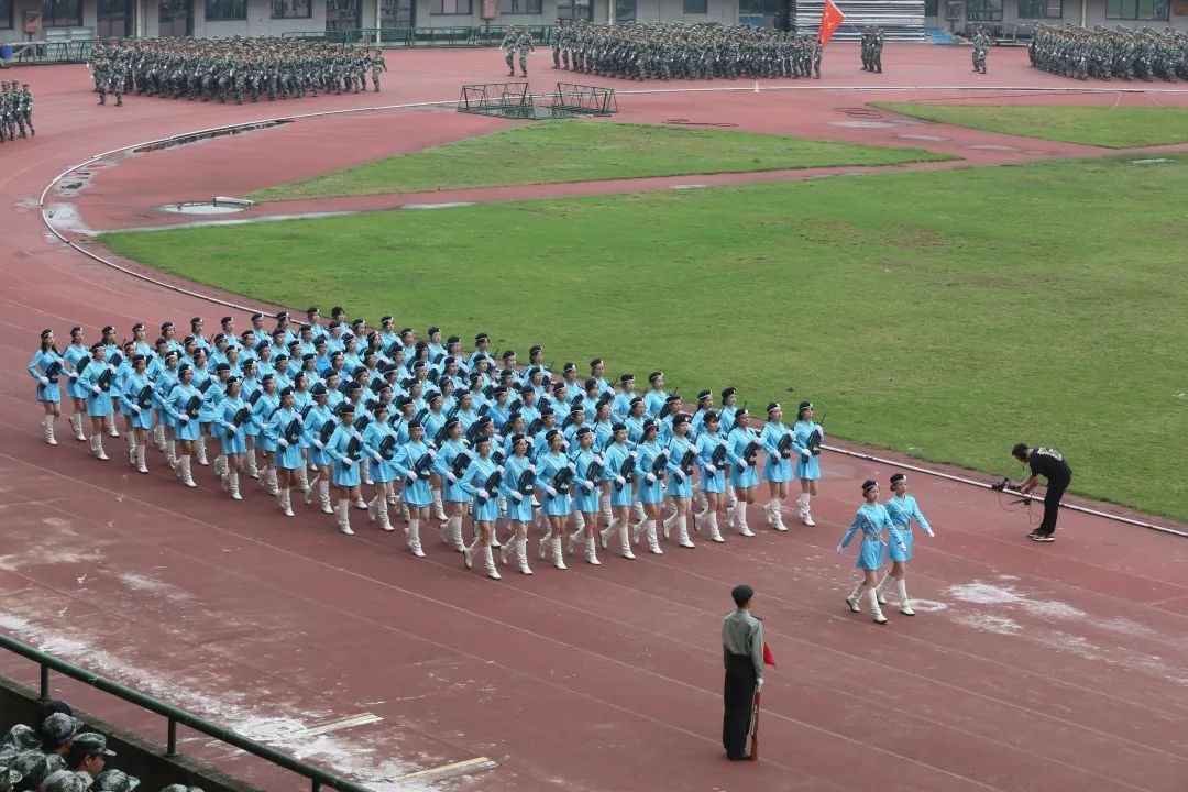 绿茵场上秋点兵 八千中南学子汇报军训成果