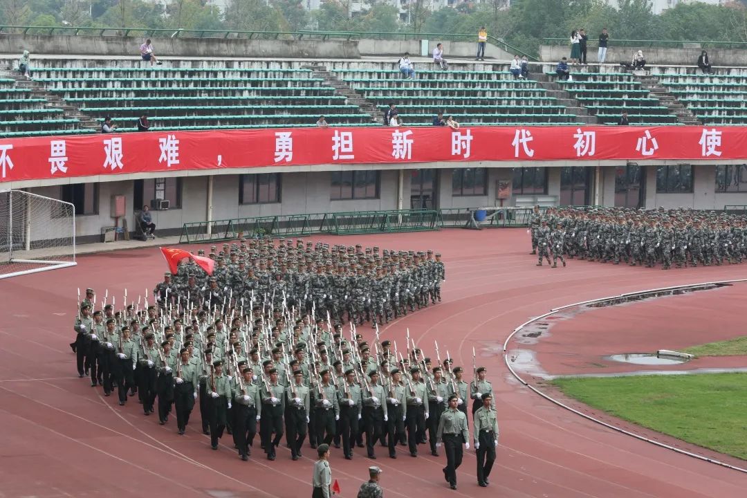 绿茵场上秋点兵 八千中南学子汇报军训成果