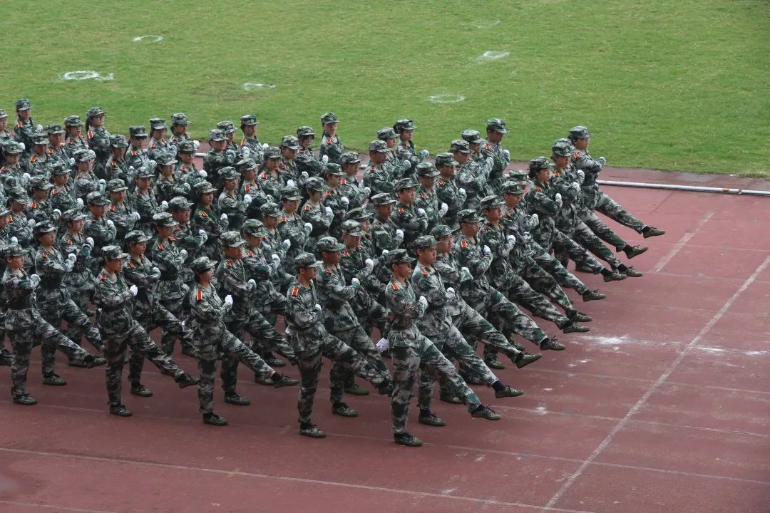 绿茵场上秋点兵 八千中南学子汇报军训成果