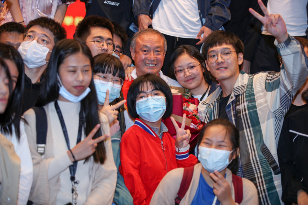 电影《攀登者》原型来了!北科大学生却哭了!