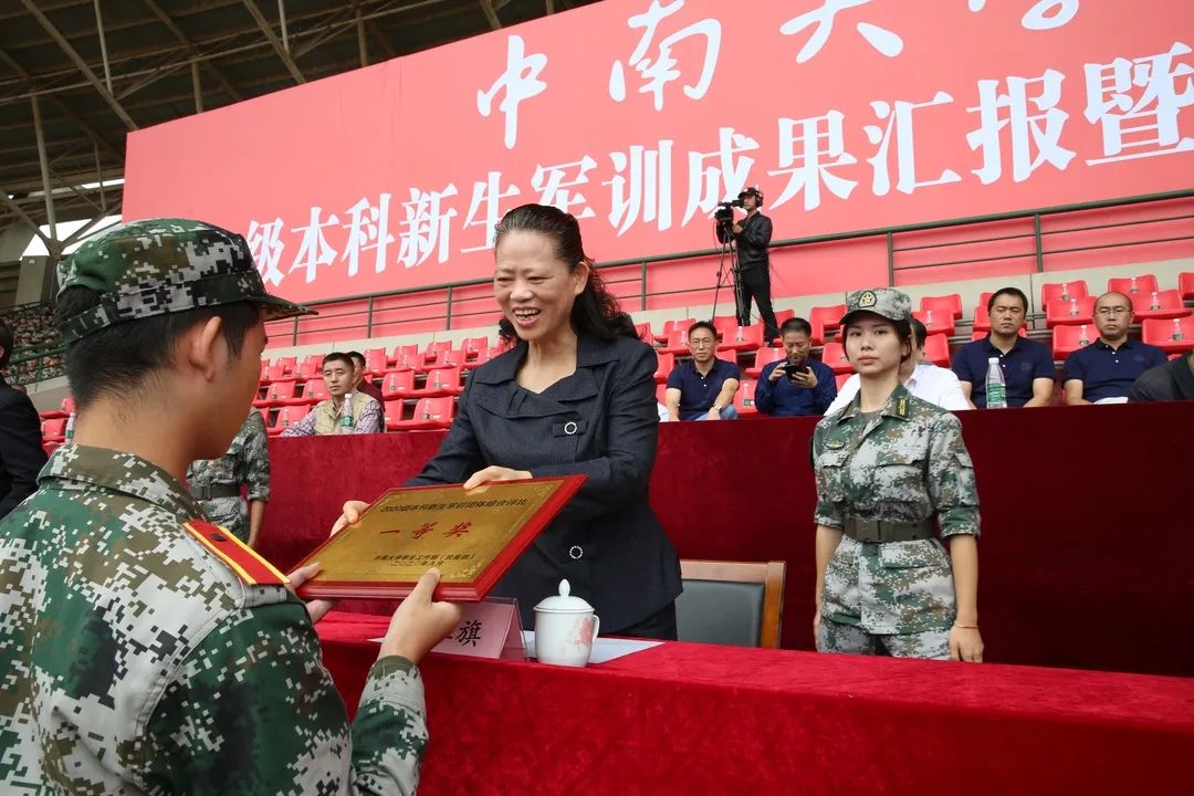 绿茵场上秋点兵 八千中南学子汇报军训成果
