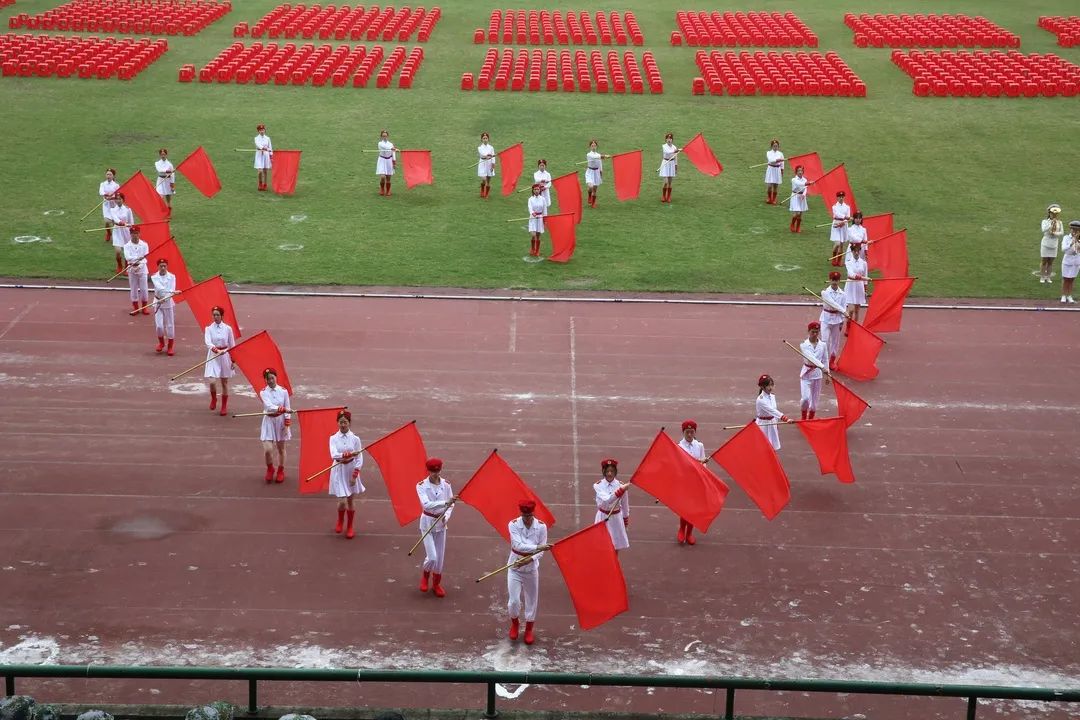绿茵场上秋点兵 八千中南学子汇报军训成果