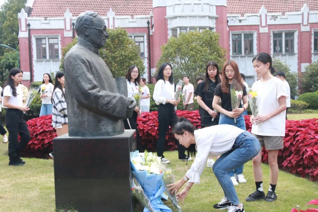 敬献花篮、主题展览、情景党课,今天上理师生这样致敬烈士