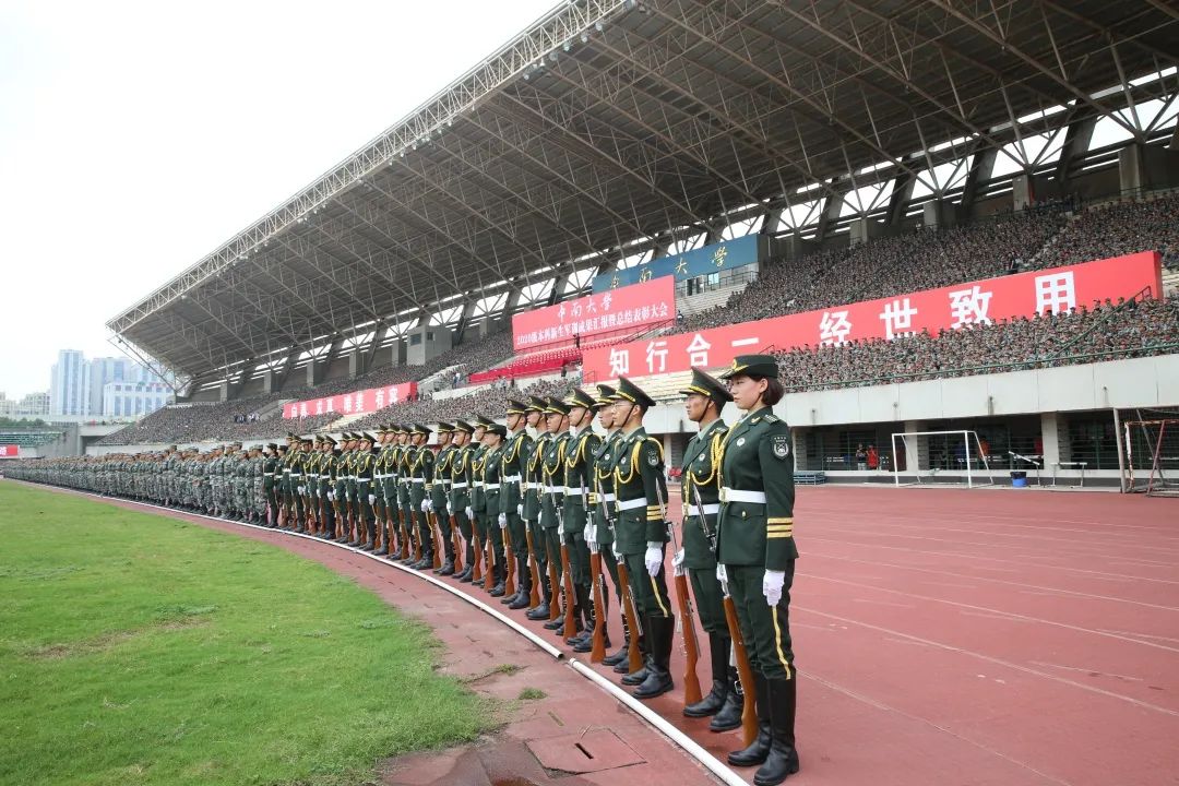 绿茵场上秋点兵 八千中南学子汇报军训成果