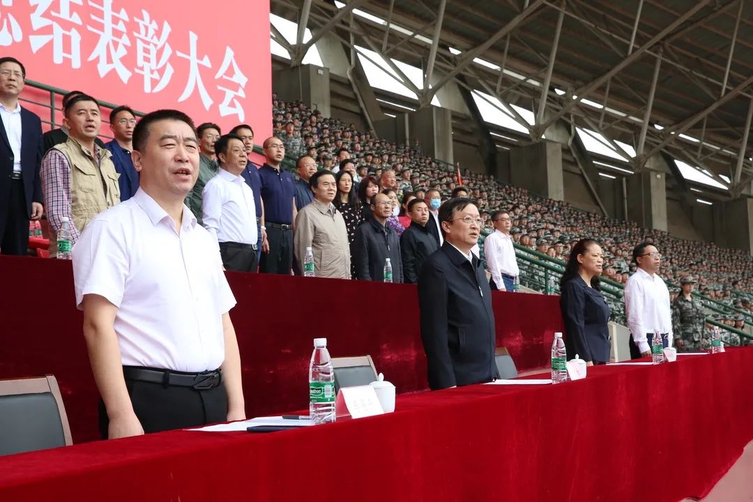 绿茵场上秋点兵 八千中南学子汇报军训成果