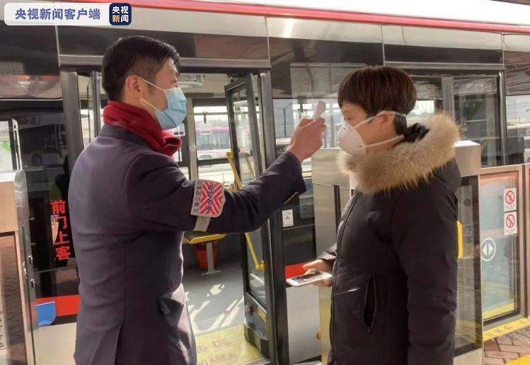 加强秋冬季防疫 上海要求即日起乘坐公交车一律佩戴口罩