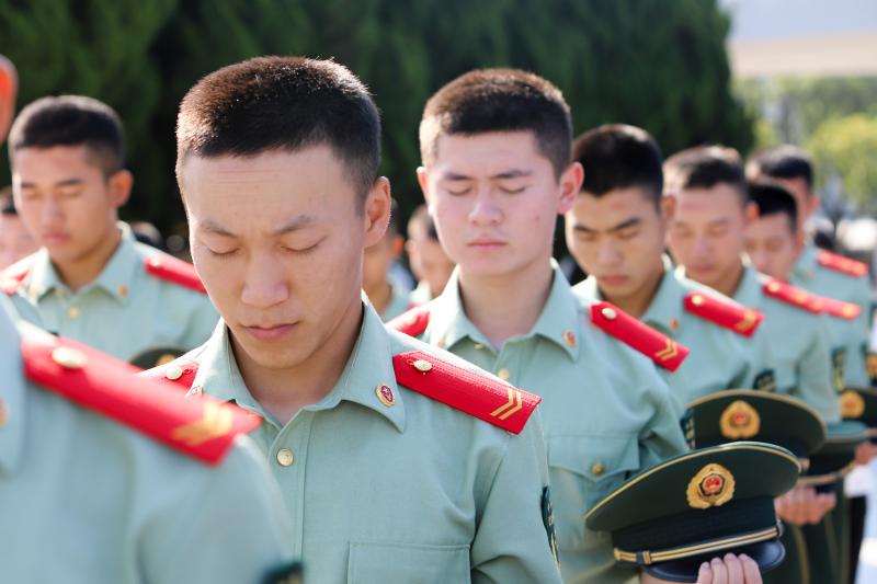 烈士纪念日,上海武警战士敬献花篮缅怀革命先烈