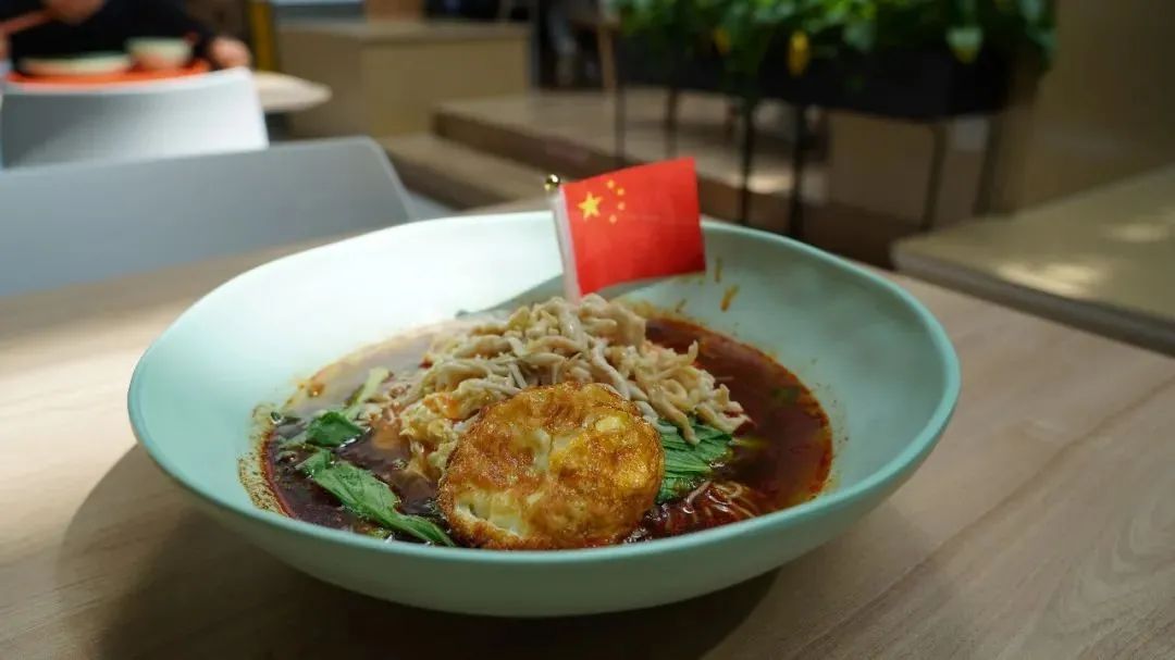 看升旗,吃国庆面,免费月饼、水果、酸奶……一大波复旦双节活动和福利你get了吗?