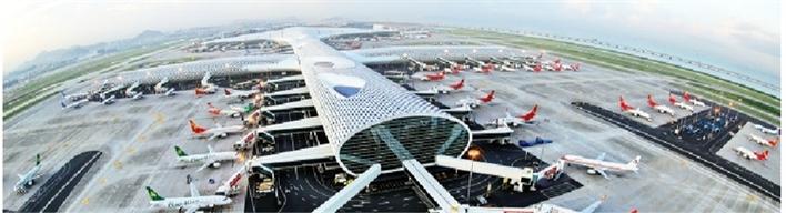 深圳未来国际航线数量将超过100条，并建设一体化智慧管控平台。图为深圳宝安国际机场鸟瞰图。倪德安 摄