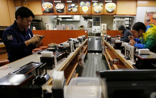 资料图:人们在日本东京一家餐馆吃饭。新华社/路透