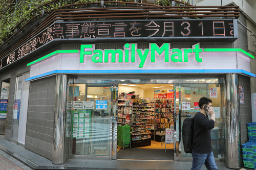 这是5月4日拍摄的日本东京一家便利店。新华社记者 杜潇逸 摄