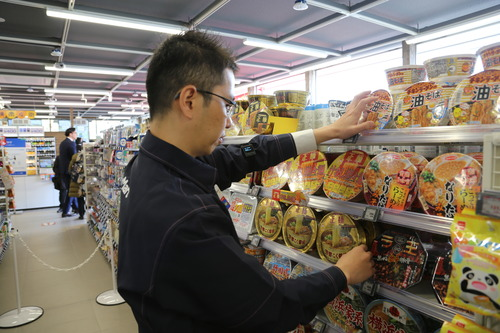 资料图:在日本横滨,工作人员在整理货架。新华社记者 钱铮 摄