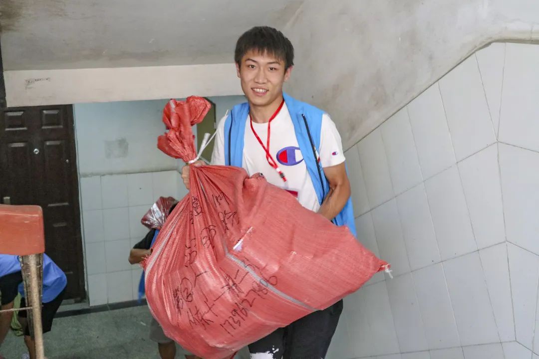 你“搬”我“帮”!华师体院“蓝鲸突击队”真帅!