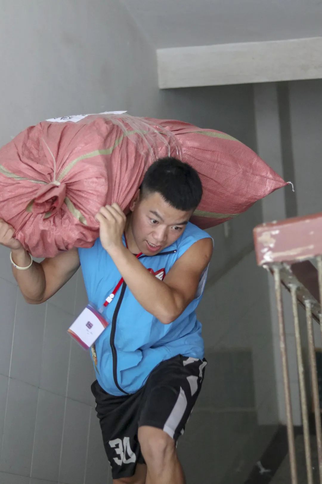 你“搬”我“帮”!华师体院“蓝鲸突击队”真帅!