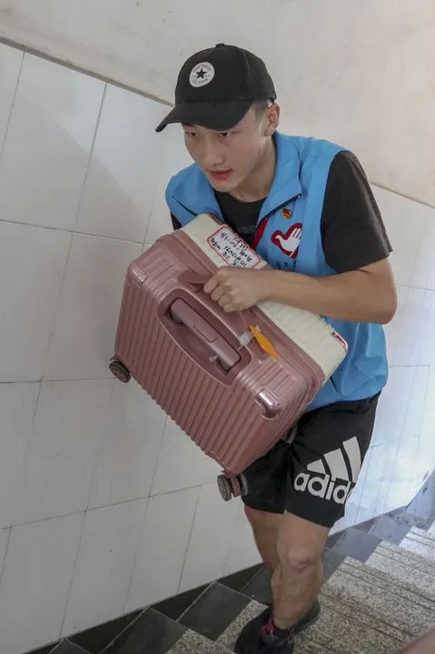 你“搬”我“帮”!华师体院“蓝鲸突击队”真帅!