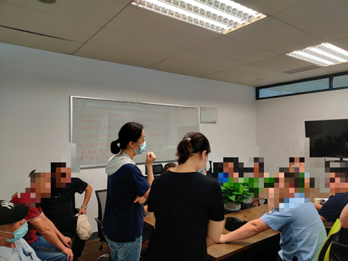 杭州长租公寓“爆雷”受害者与警方在沟通(受访者供图)