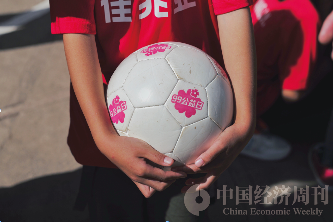 足球手套能泡水吗女生,足球手套能泡水吗女生用