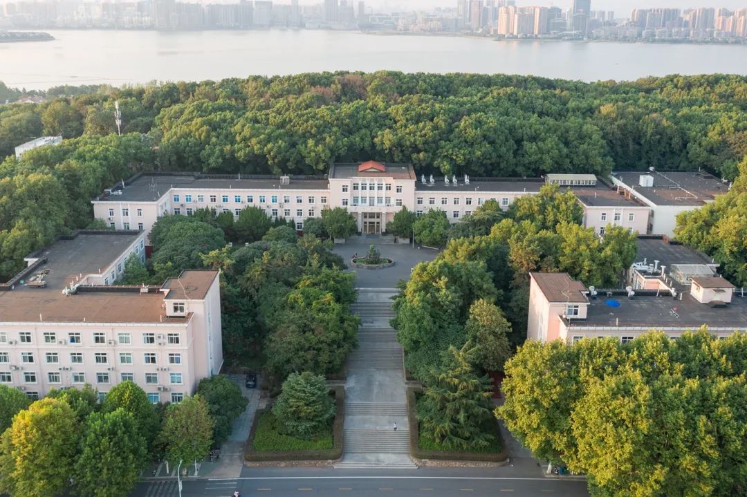 树人树木,主楼掠影(学通社记者 孙泊远 摄)