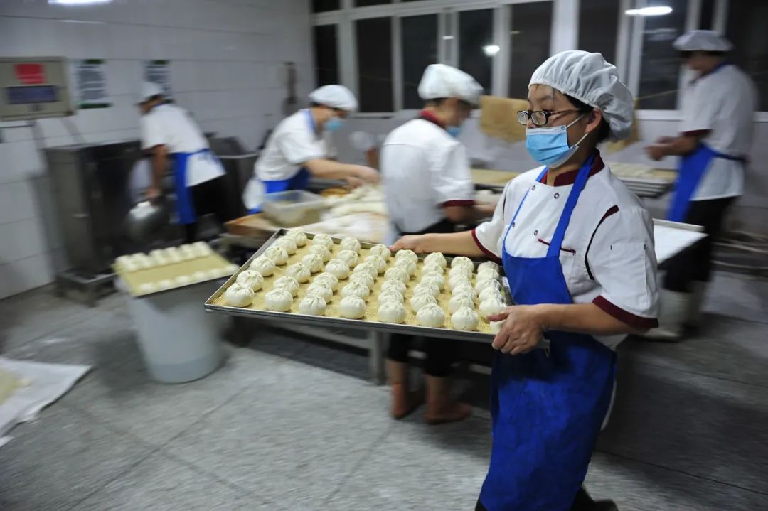 破晓4时,竹苑食堂后厨繁忙的师傅们(记者 徐行 摄)