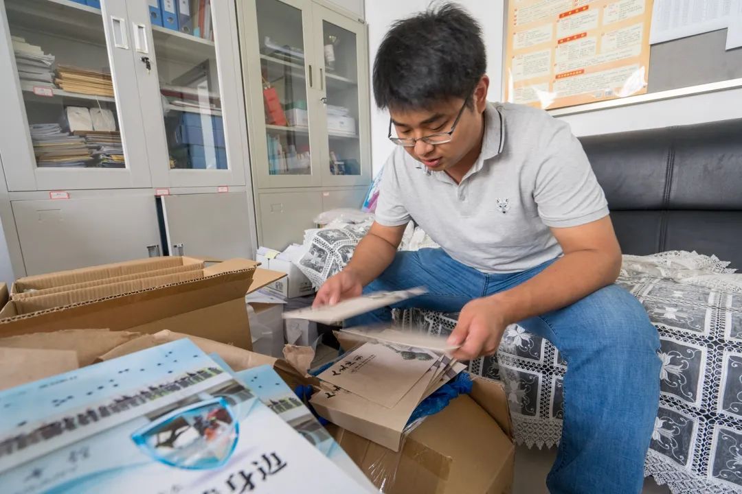 经管院新生指点员安波正在盘点迎新物料预备情形(学通社记者 刘博文 摄)