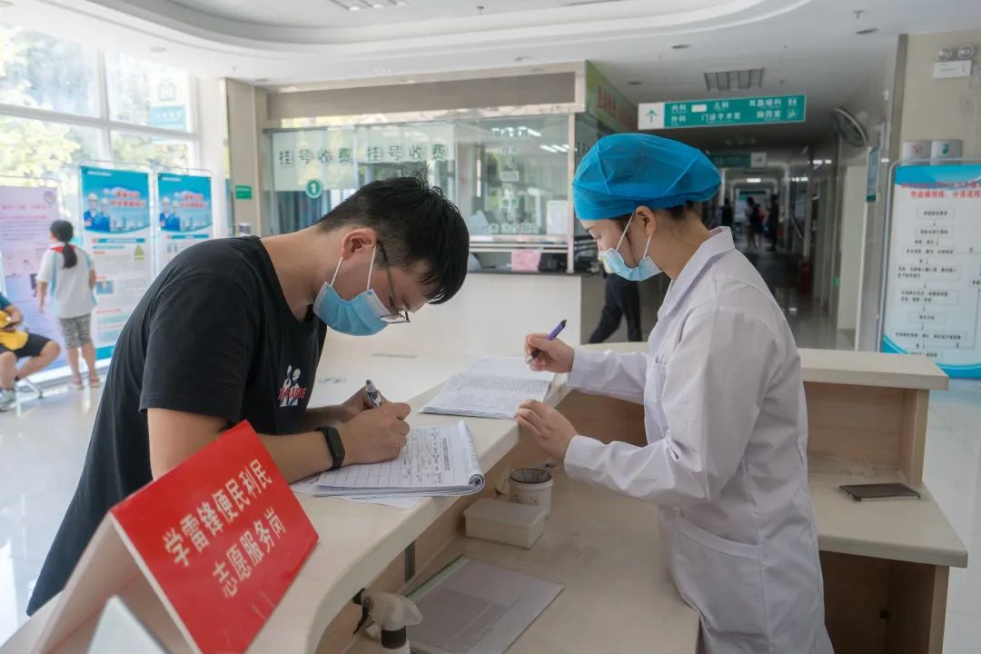 门生正在校医院挂号信息(学通社记者 刘博文 摄)