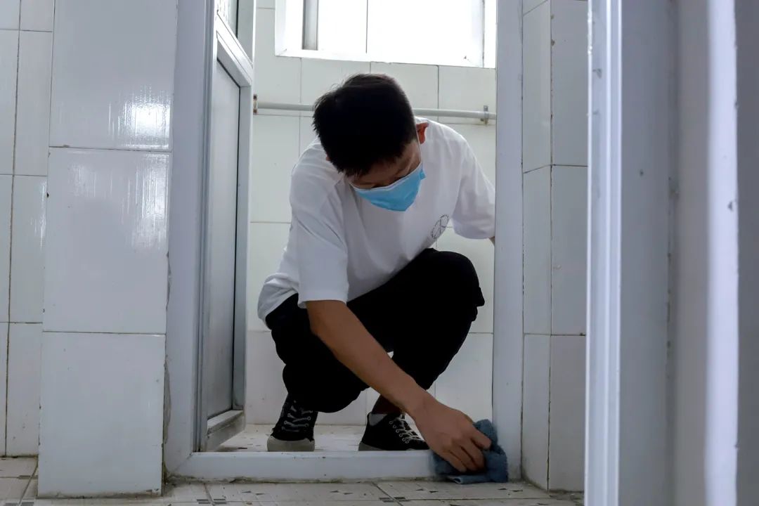 文法学院的同砚们正在为新生清算新生宿舍(学通社记者 汤海静 摄)