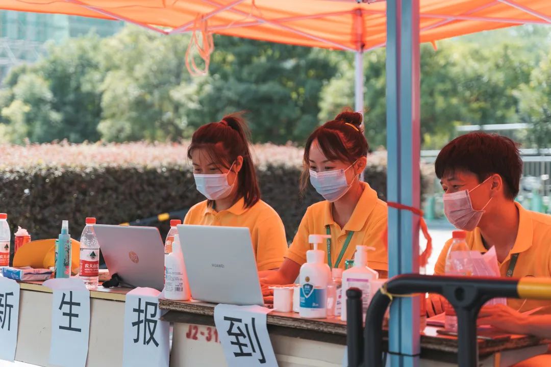 今天,东南大学7000余名研究生新生报到!
