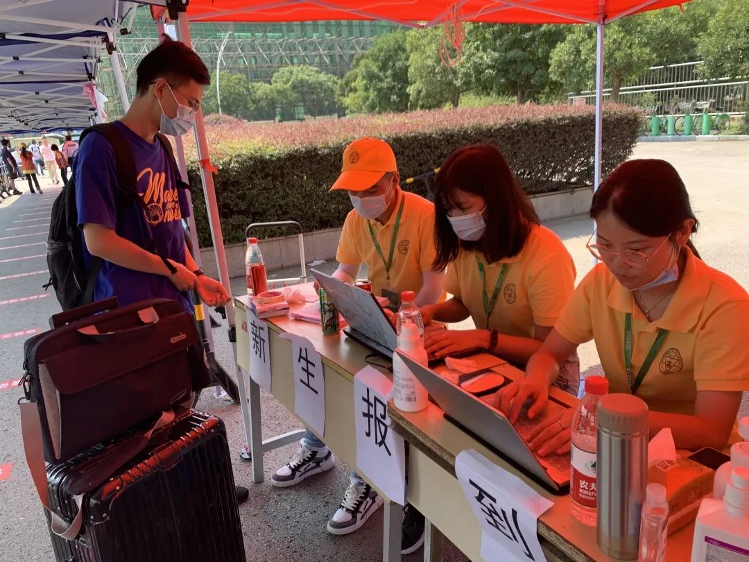 今天,东南大学7000余名研究生新生报到!