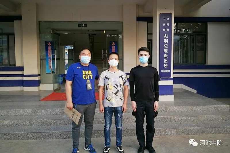 被告人覃某安(中)