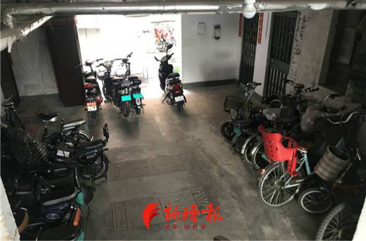 乐山小区一楼楼道处停满电瓶车